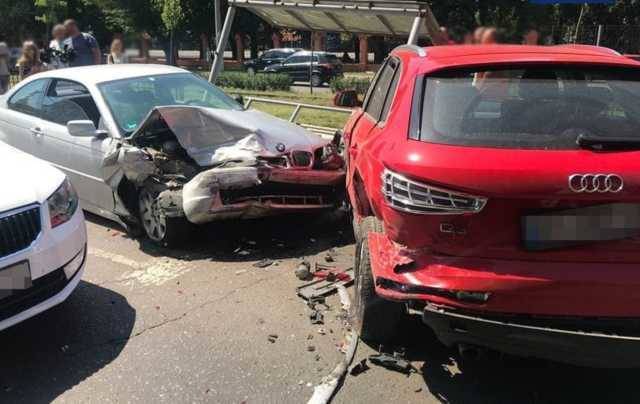 Водитель BMW не справился с управлением, столкнулся с тремя автомобилями и влетел в остановку общественного транспорта в Одессе, есть пострадавшие