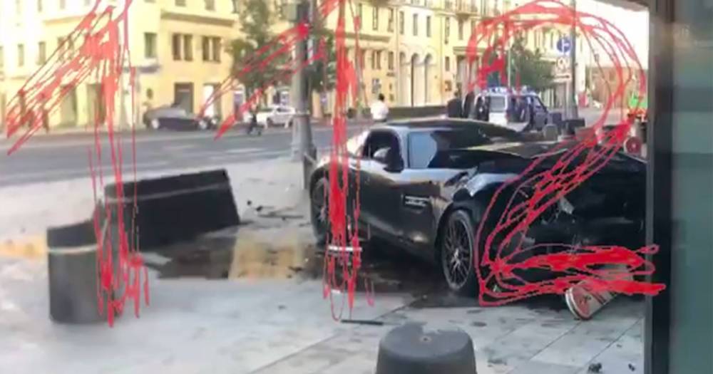 Задержан пассажир протаранившего отель в центре Москвы спорткара