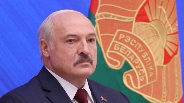 Лукашенко с трудом вышел из-за стола после общения с журналистами