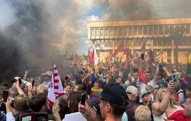 В Вильнюсе полиция применила против протестующих слезоточивый газ