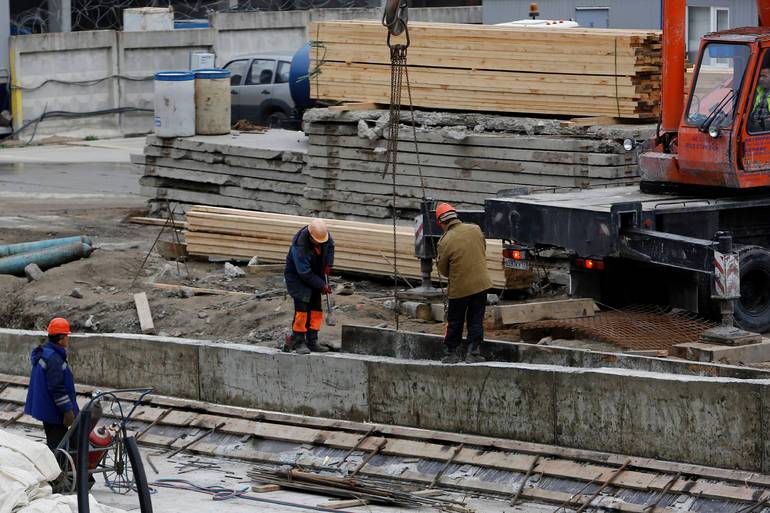 Около 70 тысяч строителей не хватает Петербургу