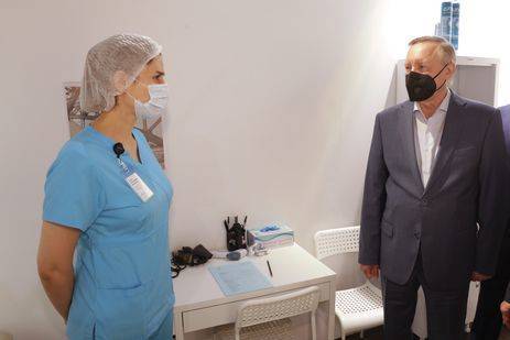 Губернатор посетил пункт вакцинации в ТРЦ «Галерея»