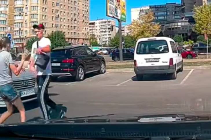 В Киеве таксист получил замечание о нарушении ПДД и устроил потасовку