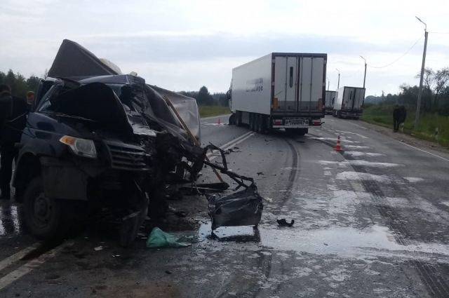 Под Новосибирском при столкновении с грузовиком Volvo погиб водитель «УАЗа»