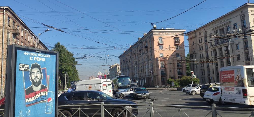 На юго-востоке Петербурга автомобиль сбил велосипедиста