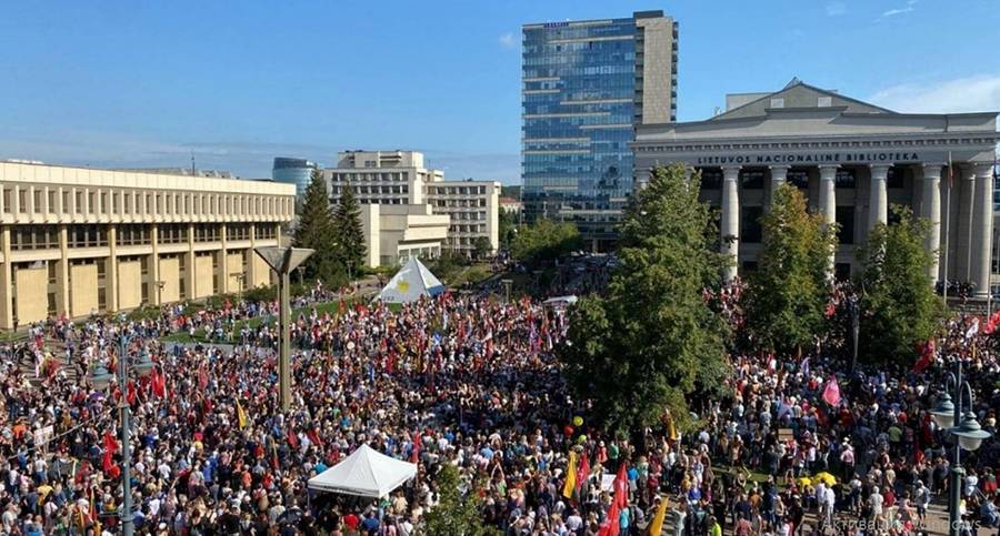 Тысячи литовцев протестовали у парламента — задержано 26 человек