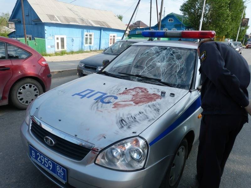 Жительница Югры на нелегальной «Ладе» протащила сотрудника ГИБДД по дороге
