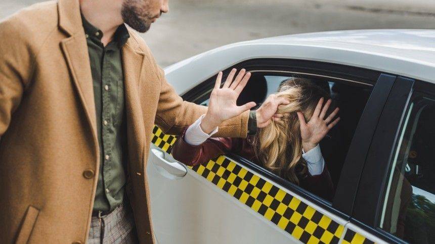 Таксист обматерил и побил пассажирку, желавшую слушать в машине песни Моргенштерна