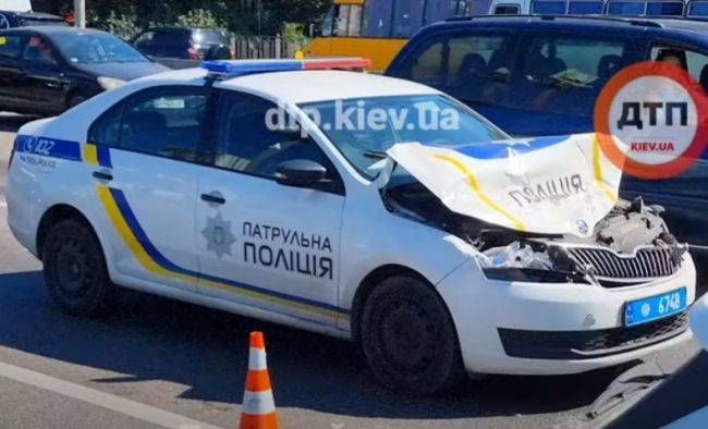 В Киеве патрульное авто столкнулось с маршруткой, пострадал полицейский