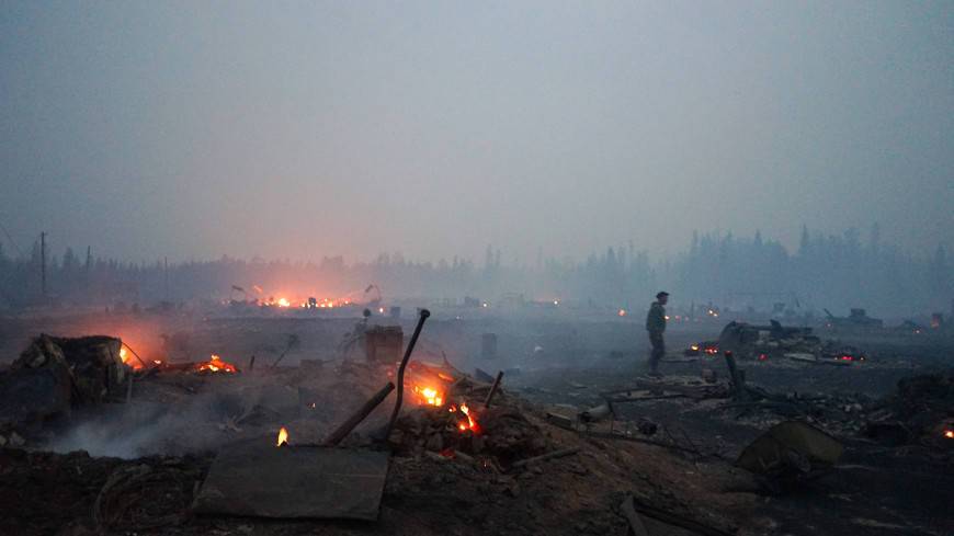 На границе Якутска развернули лагерь добровольцев для борьбы с пожарами