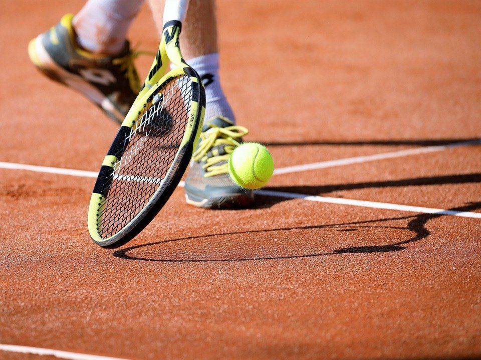 Российский теннисист устроил публичные разборки с судьей на матче
