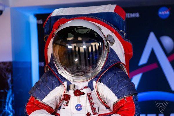 «Главное, чтобы скафандр сидел»: американцам не в чем лететь на Луну
