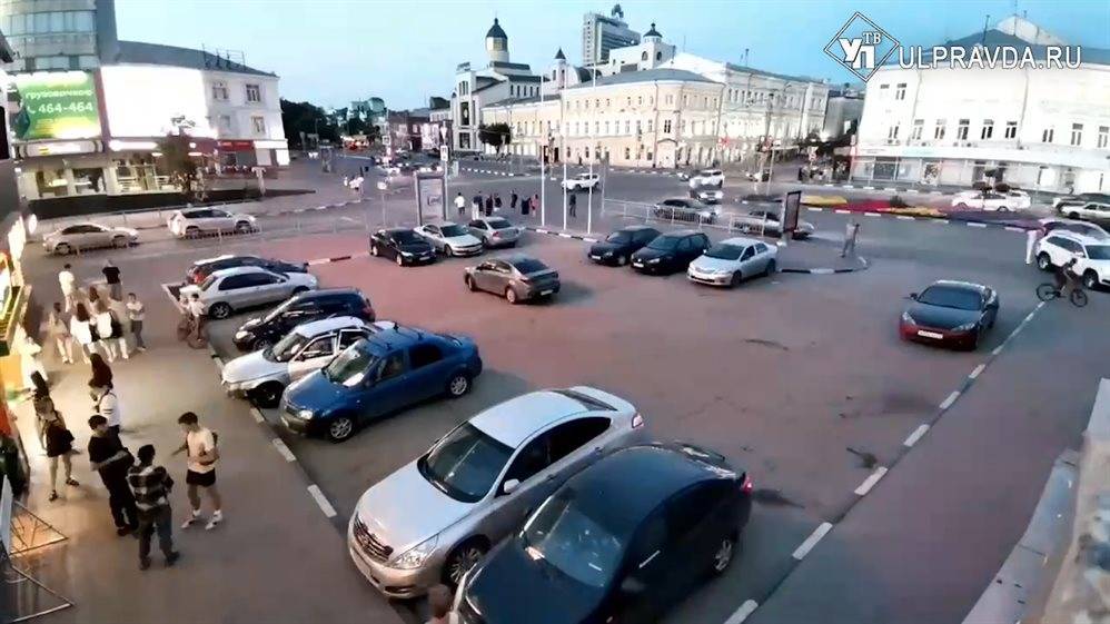 Спорная парковка у ЦУМа, или Как в Ульяновск пришел тактический урбанизм