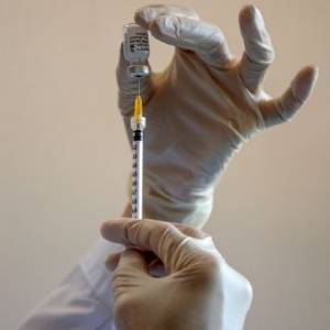 В Китае одобрили первое в стране испытание смешанной вакцины от коронавируса