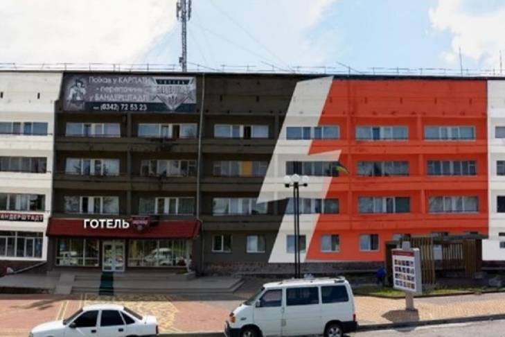 В сети скандал из-за фасада отеля в Ивано-Франковске, который напоминает "зиг"