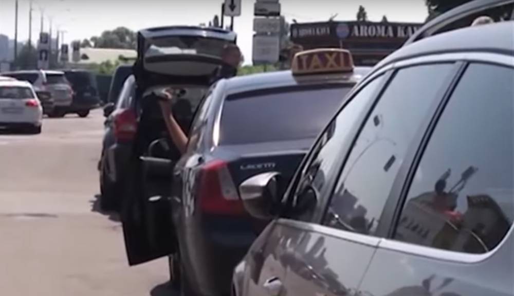 "Мы тебя заблокируем": таксисты устроили разборки в стиле 90-х под Харьковом, видео