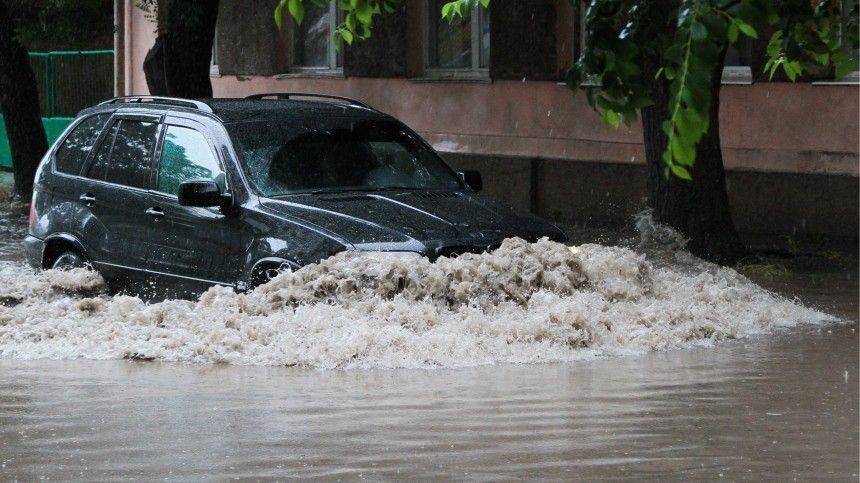Ливни, грозы и шквалистый ветер затопили улицы Вологды