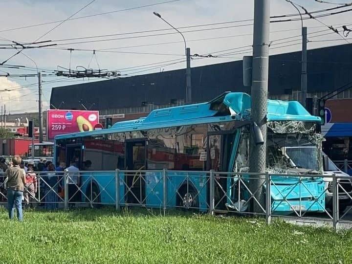 На юге Петербурга автобус врезался в столб. Семь человек пострадали