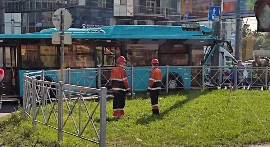 В причинах ДТП с автобусом на Ленинском проспекте разберется специальная комиссия
