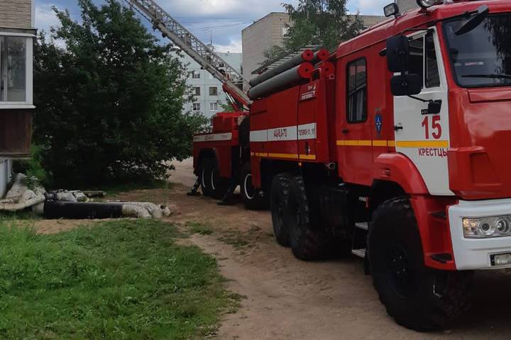 Пожарные в Крестцах вытащили пожилого мужчину из полыхающей многоэтажки