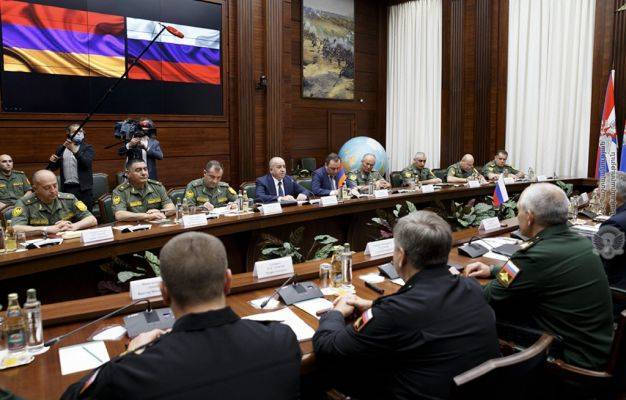 Шойгу поблагодарил Армению за гуммиссию в Сирии, Карапетян — за миротворцев в НКР
