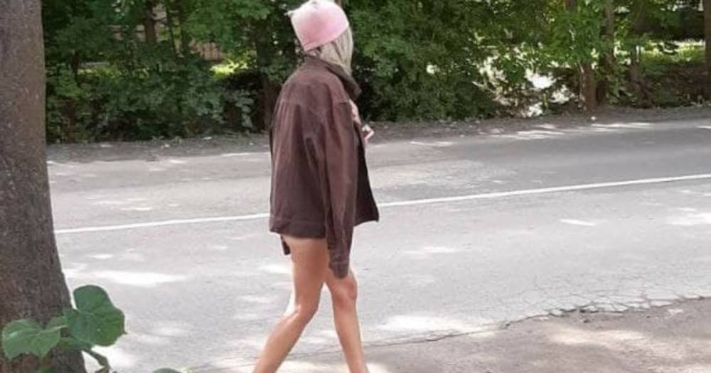Ничего о себе не знает: босая полуголая девушка в розовой шапке ходит по Калининграду