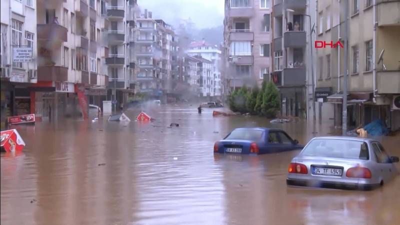 После масштабных пожаров в Турции новая беда - наводнения (видео)