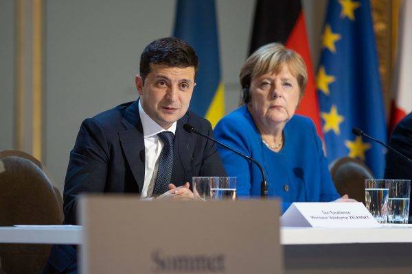 Немецкий политолог: уходя на пенсию, Меркель хочет «додавить» Зеленского
