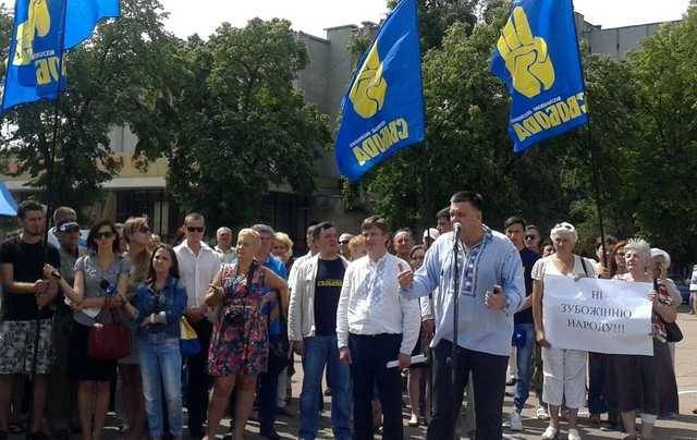 Тягнибок позвал сторонников в Киев и потребовал ядерное оружие