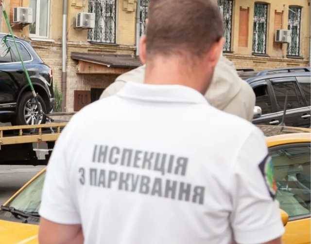 Конфликт в Киеве между инспектором парковки и владельцем магазина: появилось видео инцидента и реакция властей