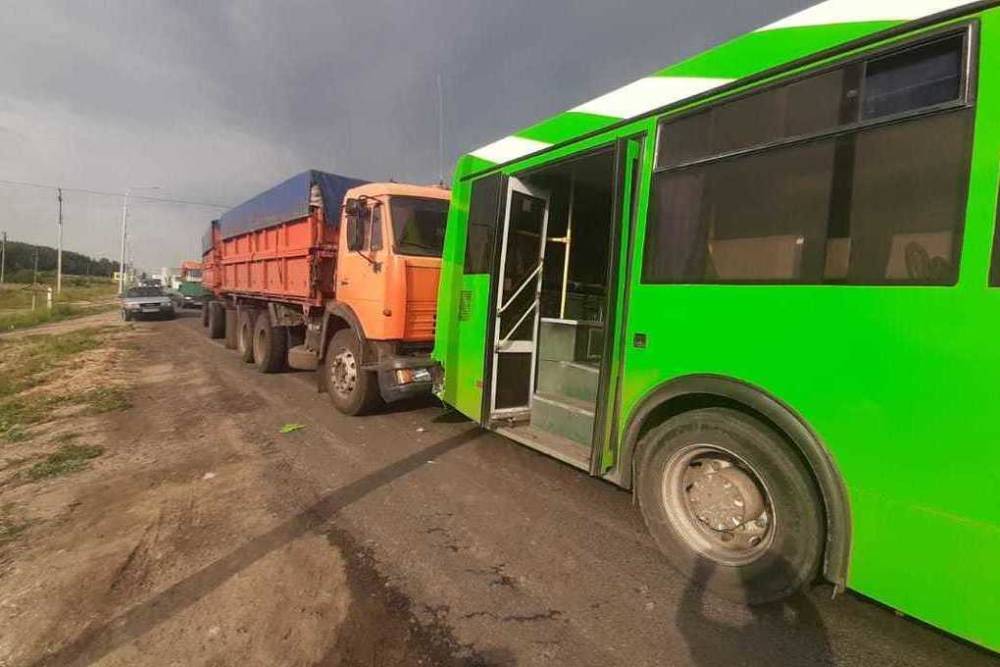 В Курской области 4 пассажира пострадали при столкновении КамАЗа и автобуса