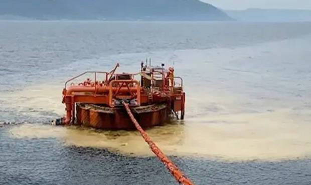 В результате разлива нефти с греческого танкера произошло загрязнение побережья Абрау-Дюрсо