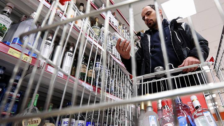 Минздрав предложил повысить возраст для продажи крепкого алкоголя