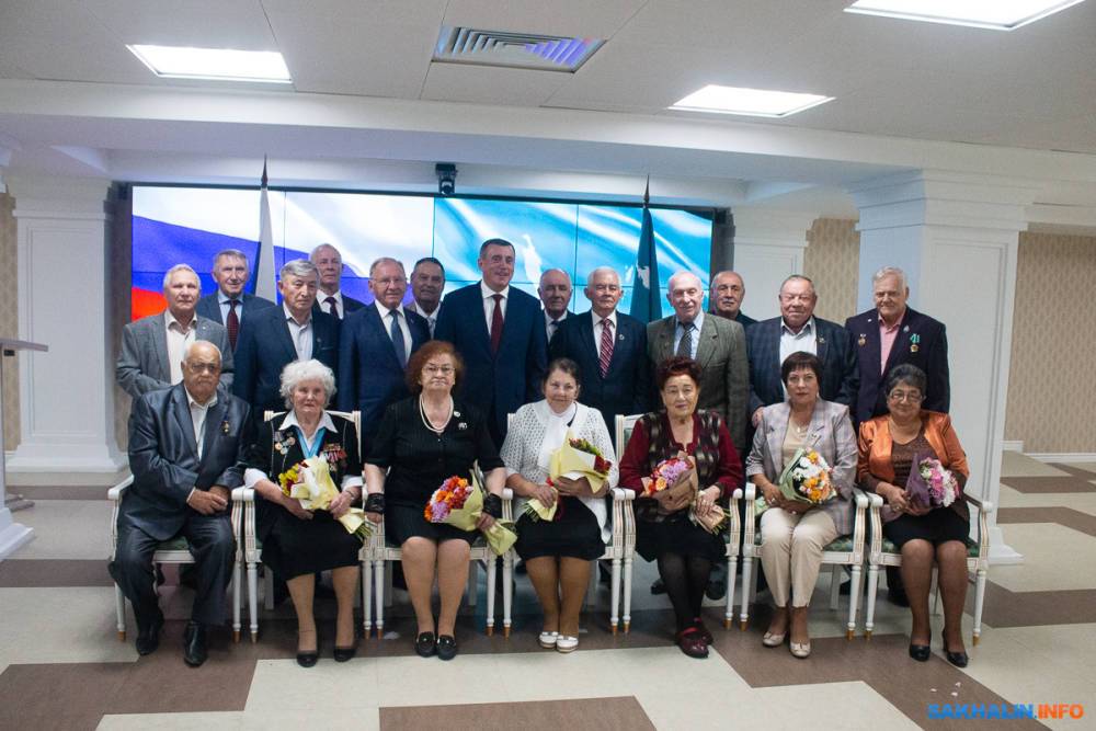 Заслуженные сахалинцы получили почетные знаки к 75-летию области