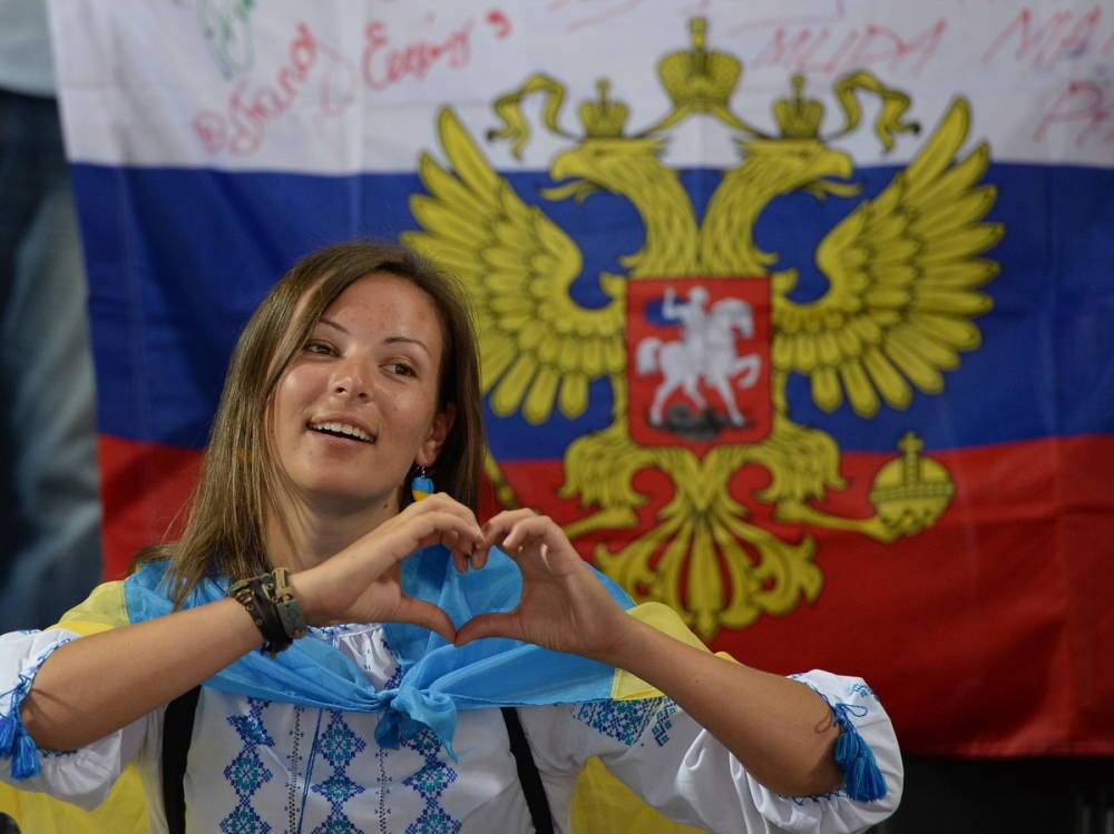 Украинский политолог: Половина страны симпатизирует России