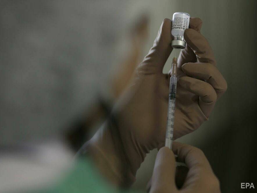 Власти США могут одобрить введение третьей дозы вакцин против коронавируса для людей с ослабленным иммунитетом – CNN