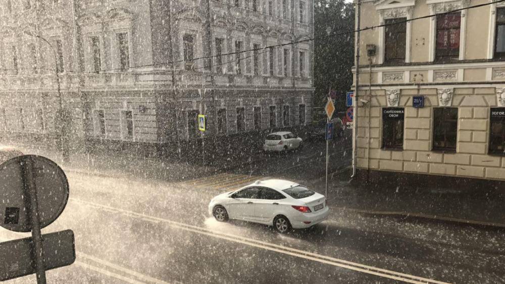 Сильный ливень принес в Москву почти половину месячной нормы осадков