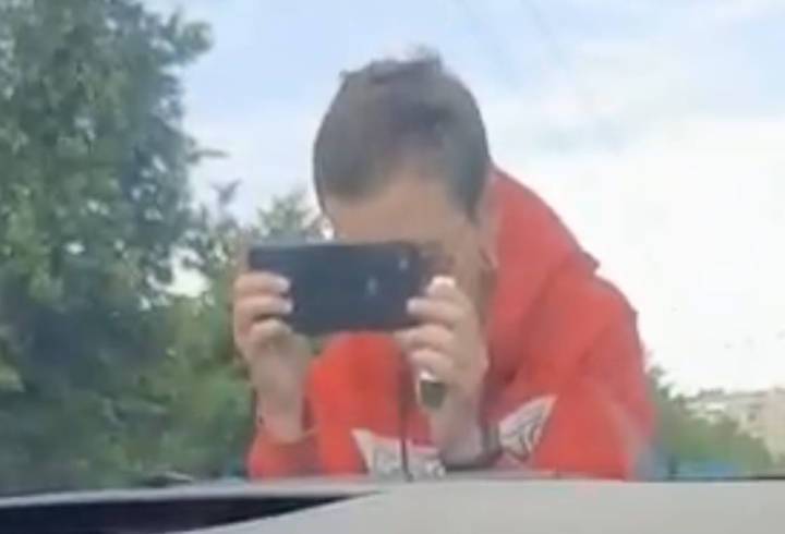 На одной из улиц Петербурга девушка попыталась инсценировать жертву "наезда на пешехода", снимая все на камеру