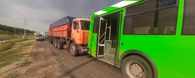 В Курской области произошло тройное ДТП с КамАЗом и автобусом: пострадали четыре человека