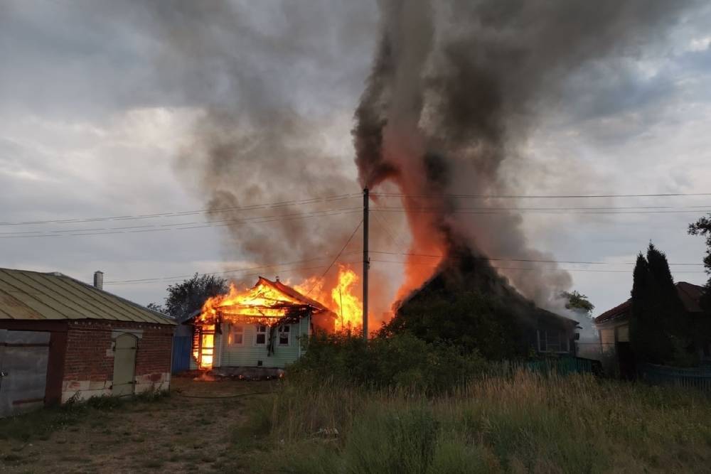 В Касимовском районе Рязанской области сгорели два дома и два сарая