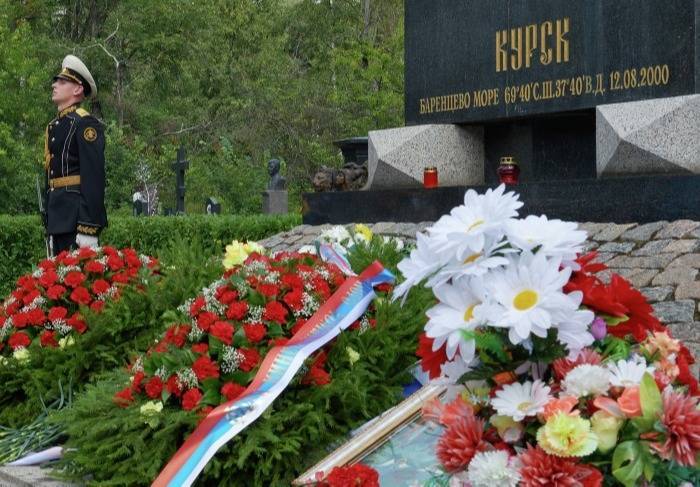 Погибших моряков АПЛ "Курск" вспомнят в Петербурге и Заполярье в 21-ю годовщину трагедии