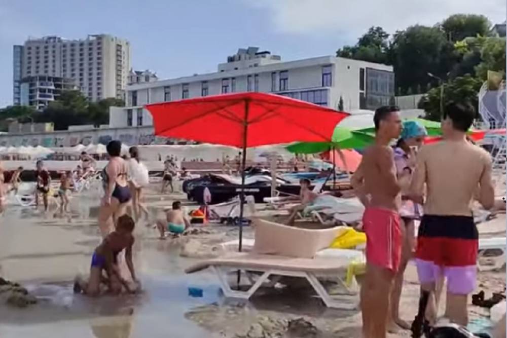 Турист проломил череп одесситу на пляже: "Всё из-за шезлонга"