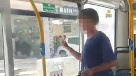 Видео: пассажир автобуса в Тель-Авиве разбил стекла молотком и угрожал водителю