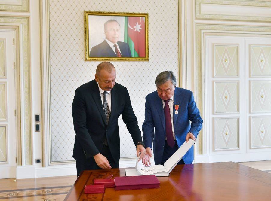 Президент Азербайджана Ильхам Алиев подарил Олжасу Сулейменову книгу под названием «Карабах до и после оккупации»