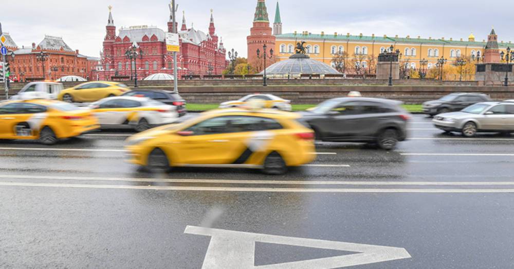 Экономисты предрекли московским таксистам потерю миллиардов рублей