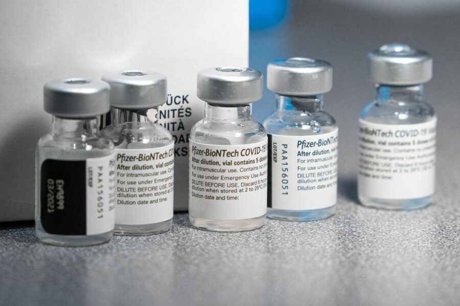 У вакцин от Pfizer и Moderna выявили новые побочные эффекты