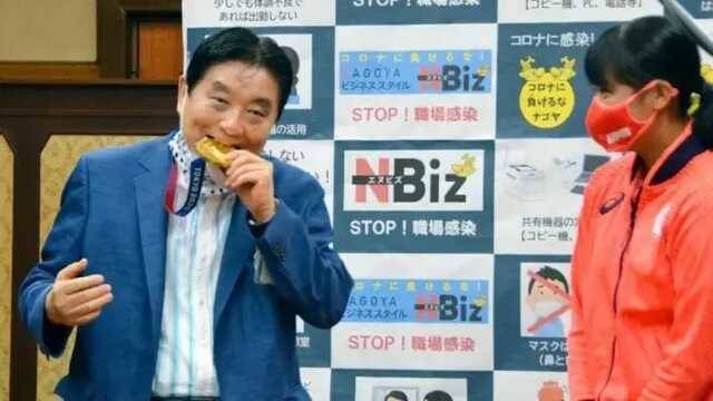 Японской олимпийской чемпионке заменят золотую медаль. Ее награду покусал мэр