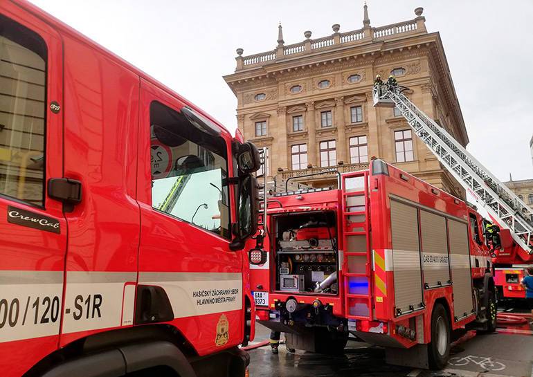 Пожарные в Праге символически «потушили» Национальный театр