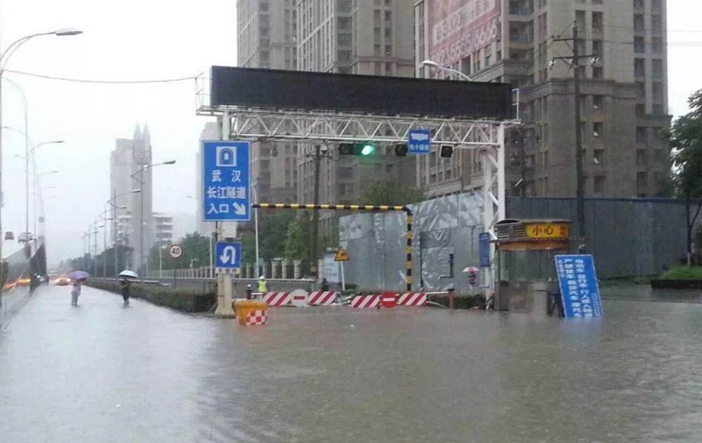 Наводнения в Китае: тысячи людей эвакуировали, десятки погибших