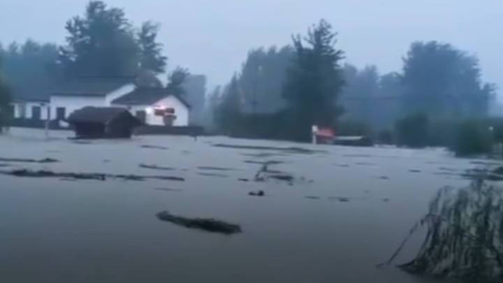 Видео из Сети. В Китае в результате наводнения погиб 21 человек